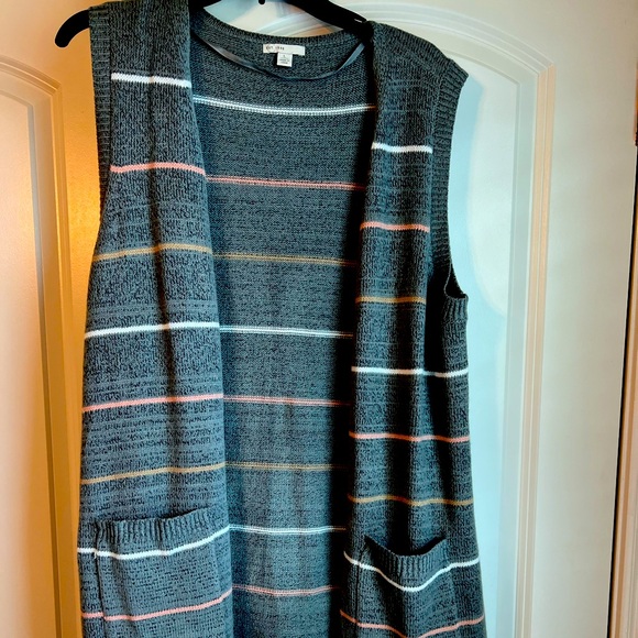 Cute sweater vest can be dressed up or down - Picture 1 of 3